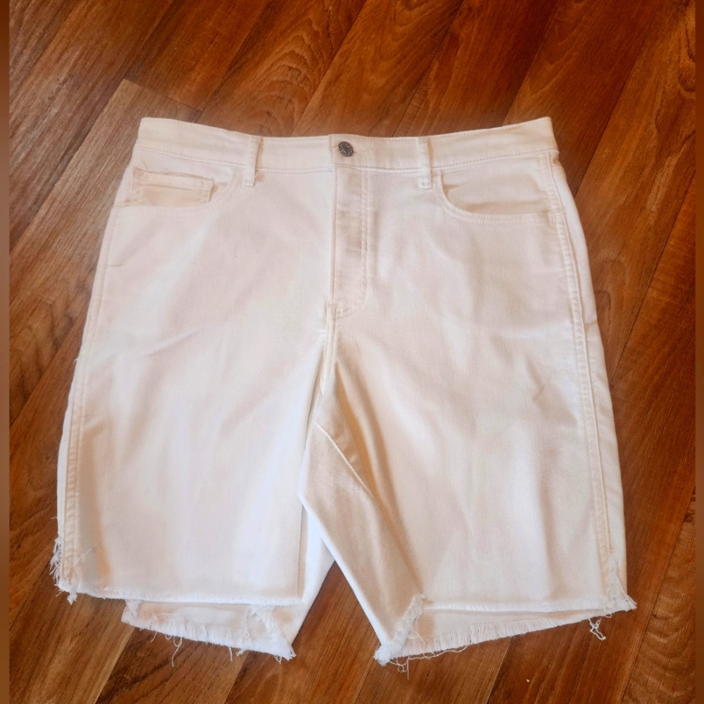 EXPRESS Jean White Shorts in women sz 12